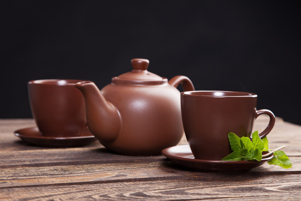 thé à la menthe sur une table en bois
 - Photo, image