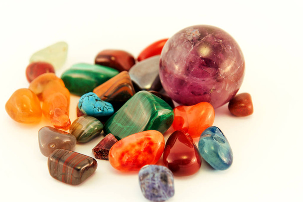 半貴石/クリスタル石の種類/心配石、パームの石癒しの石、石を熟考/テクスチャ背景の様々 な石の宝石/ヒープの様々 な色の宝石鉱物コレクション. - 写真・画像