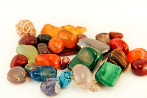 Féldrágakövek / kristály kő típusok / gyógyító kövek, aggódik kövek, palm kövek, gondolkozzanak kövek / különböző kövek drágakövek háttér textúra / halom a különböző színű drágaköveket ásványi gyűjtemény. - Fotó, kép