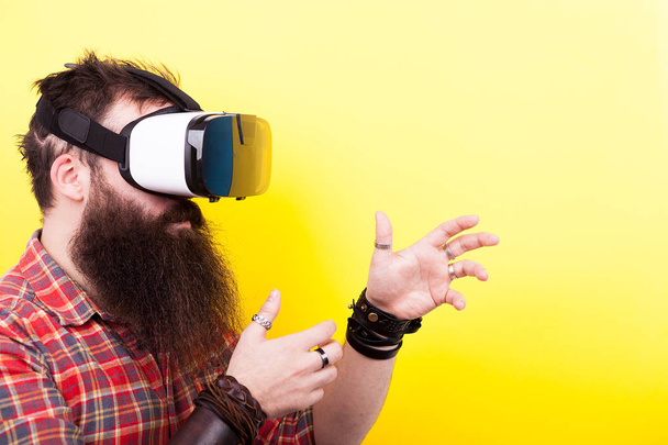 Μεγάλη γενειοφόρος hipster άνθρωπος με μια συσκευή εικονικής πραγματικότητας VR για ου - Φωτογραφία, εικόνα
