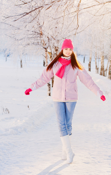happy beautiful girl in winter park - Fotografie, Obrázek
