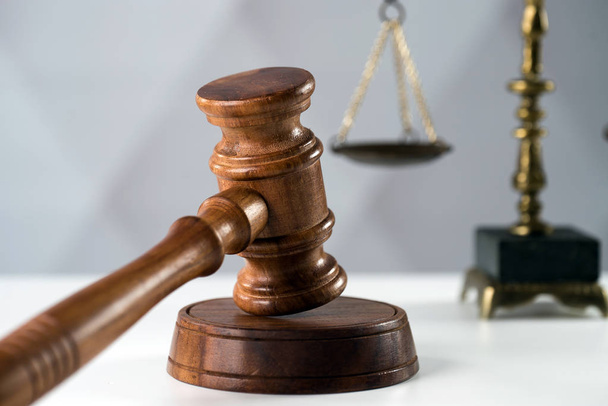 Концепція права і справедливості, торгова марка судді, дерев'яна данина
 - Фото, зображення