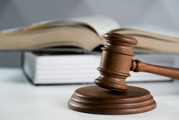 Νόμου και της δικαιοσύνης αντίληψη, σφύρα του δικαστή, ξύλινο σφυρί - Φωτογραφία, εικόνα