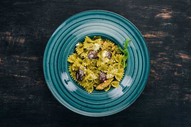 Pesto pasta. On a wooden background. Italian cuisine. Top view. Copy space. - Foto, Imagen