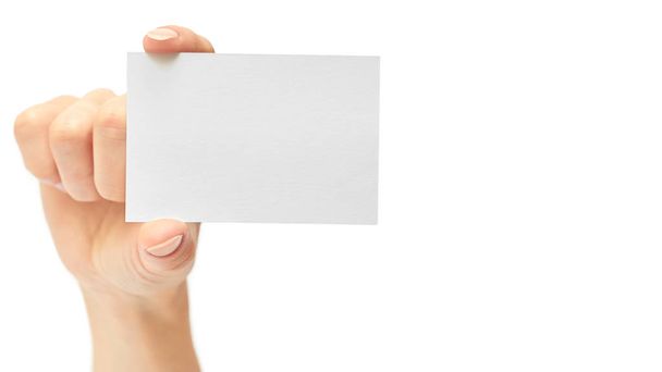 Le mani femminili tengono un biglietto da visita. Isolato su sfondo bianco. spazio di copia, modello
 - Foto, immagini