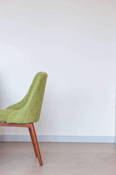 Крупним планом зелений стілець сучасний стиль на білому бетонному кутовому фоні
  - Фото, зображення