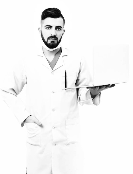 Medico in maschera chirurgica isolato su sfondo bianco
 - Foto, immagini