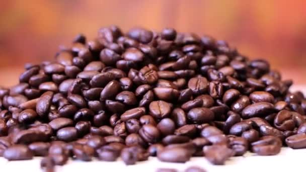 Kaffeekörner schwarz reiben Nahaufnahme - Filmmaterial, Video