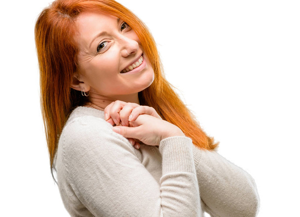 Όμορφη νεαρή κοκκινομάλλα γυναίκα αυτοπεποίθηση και χαρούμενοι με ένα μεγάλο φυσικό χαμόγελο γελώντας απομονωθεί σε λευκό φόντο - Φωτογραφία, εικόνα