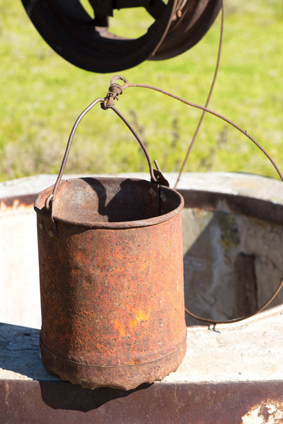 Starý rezavý kbelík na fontáně - Fotografie, Obrázek