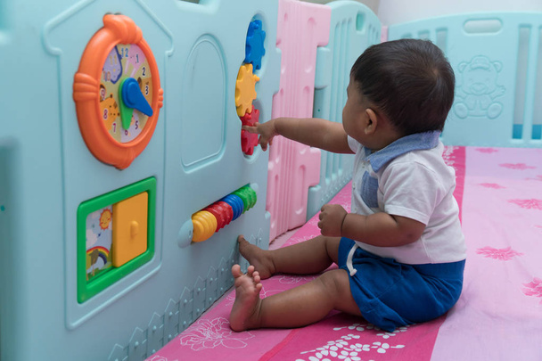Sevimli Asya çocuk oynamak oyuncak odasında - Fotoğraf, Görsel