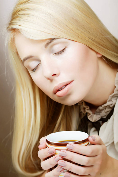 pretty woman drinking coffee - Fotó, kép
