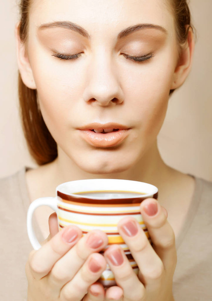 young woman drinking coffee - Fotoğraf, Görsel