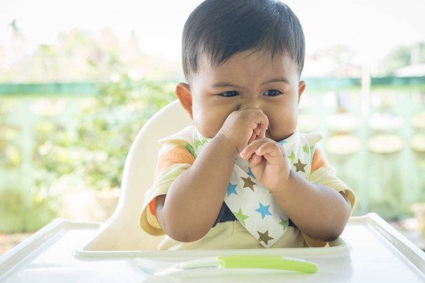 süße asiatische Baby gelangweilt mit Nahrung - Foto, Bild