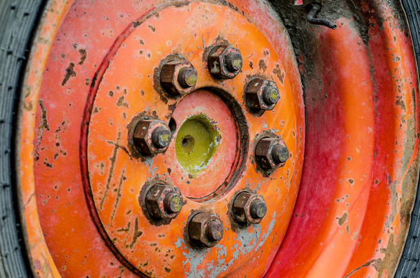 Sujeción de la rueda de una vieja combinación. Frutos secos oxidados
. - Foto, imagen
