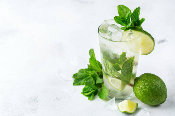 Classic alcohol cocktail mojito with rum, soda, lime and mint - Valokuva, kuva