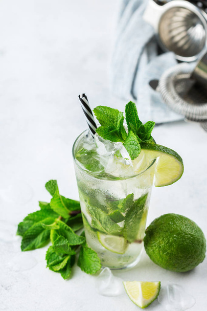 Classic alcohol cocktail mojito with rum, soda, lime and mint - Foto, afbeelding