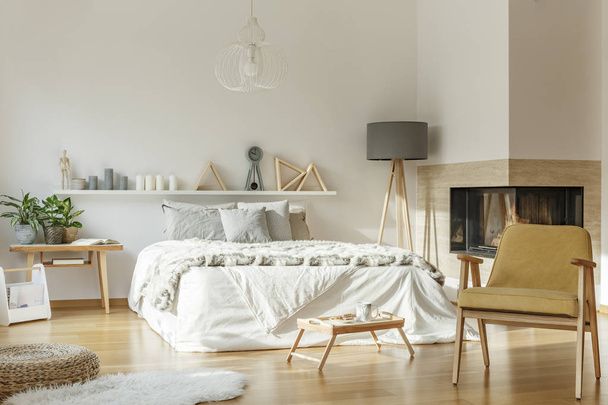 Cozy bedroom with rug - Foto, afbeelding
