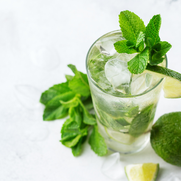 Classic alcohol cocktail mojito with rum, soda, lime and mint - Фото, изображение