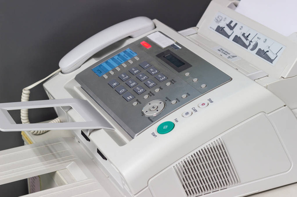 la máquina de fax en la oficina de trabajo en Bangkok de Tailandia
 - Foto, imagen