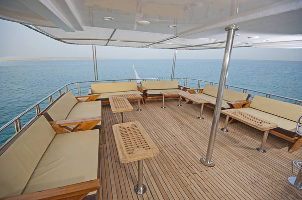Tavolo e sedie sul ponte di un yacht a motore di lusso
 - Foto, immagini