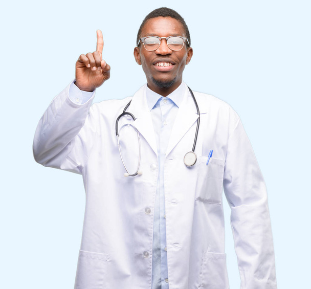 Joven médico negro, profesional médico levantando el dedo, el número uno
 - Foto, imagen