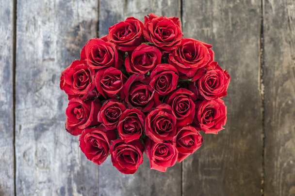 Beautiful bouquet of roses in a basket - Foto, imagen