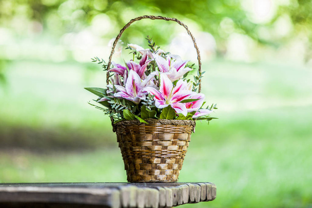 Krásná kytice lilií v košíku - Fotografie, Obrázek