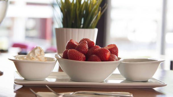 Fresh red strawberries with cream om white wood table. Easy diet - Valokuva, kuva