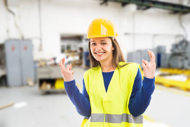 Молодая женщина-инженер делает жест удачи
 - Фото, изображение