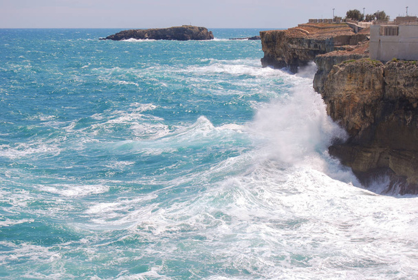 Pohled z útesu Polignano a Mare s vlnobitím - Fotografie, Obrázek