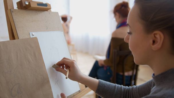 Jeune peintre féminine dessine des croquis en atelier de dessin
 - Photo, image