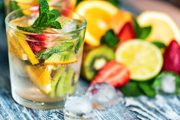 Homemade lemonade with fruit and mint - Foto, Bild