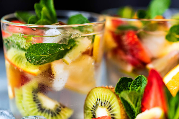 Homemade lemonade with fruit and mint - Фото, зображення