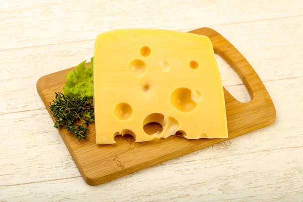 Morceau de fromage sur la plaque de bois
 - Photo, image