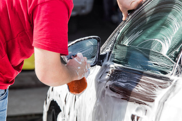 Lavagem de carro manual. Homem lavando seu carro
. - Foto, Imagem