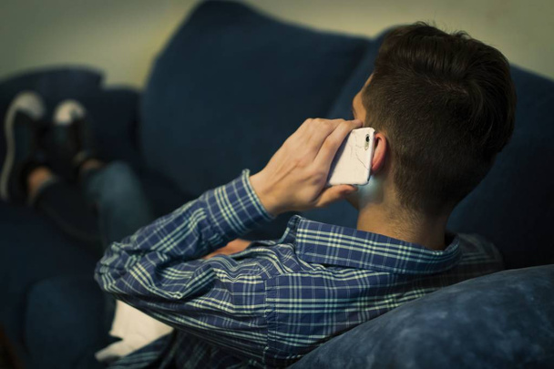 Nahaufnahme Handy im Ohr hören und sprechen - Foto, Bild
