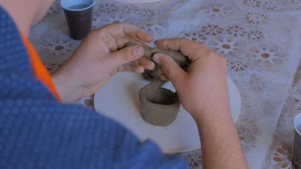 Hombre haciendo taza en taller de cerámica estudio - Imágenes, Vídeo