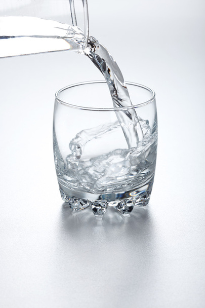 water stroomt in glas - Foto, afbeelding