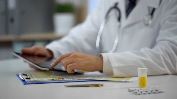 Επικεφαλής ιατρός συμβουλευτικές ασθενή σε απευθείας σύνδεση χρησιμοποιώντας tablet, σύγχρονες τεχνολογίες - Φωτογραφία, εικόνα