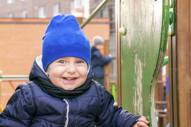 Χαρούμενη χαμογελαστό παιδί έχοντας αστείο χρόνο για παιδική χαρά - Φωτογραφία, εικόνα