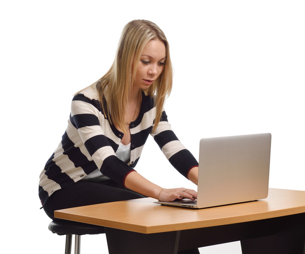 kobieta z laptopa na niskim stole - Zdjęcie, obraz
