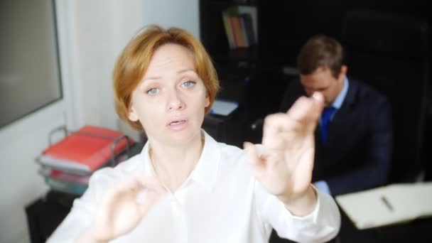 humor, ironía. Una mujer gerente lleva a cabo un proceso de trabajo en la oficina. 4k
 - Imágenes, Vídeo