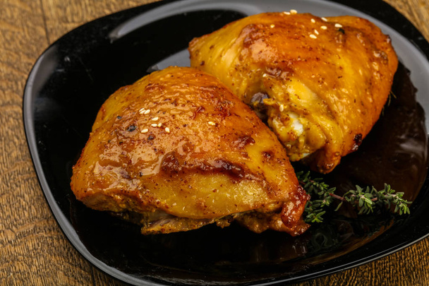 Roasted chicken thighs with spices and soya sauce - Фото, изображение