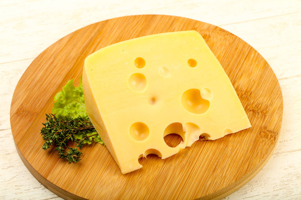 Stück Käse über dem Holzteller - Foto, Bild