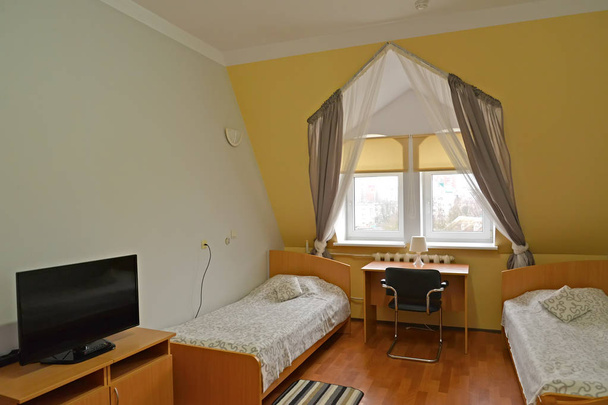 Fragment of an interior of the double hotel room with the TV - Foto, afbeelding