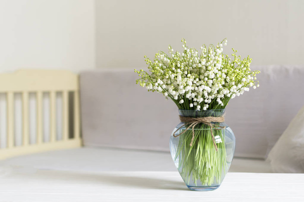 静物、花瓶の花スズランとリビング ルームのインテリア デザイン - 写真・画像