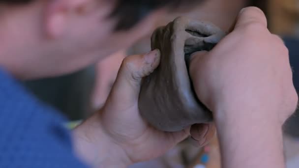 陶芸工房でマグカップを作る男 - 映像、動画