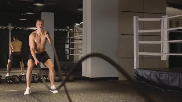 Hombre haciendo ejercicio con cuerdas
 - Imágenes, Vídeo