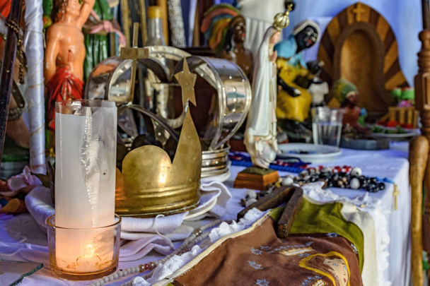 brasilianischer religiöser Altar, der Elemente von Umbanda, Kerzenschein und Katholizismus im Synkretismus der lokalen Kultur und Religion vereint - Foto, Bild